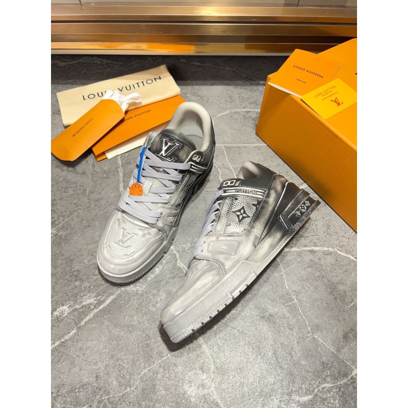 l**is V*t*n sneakers